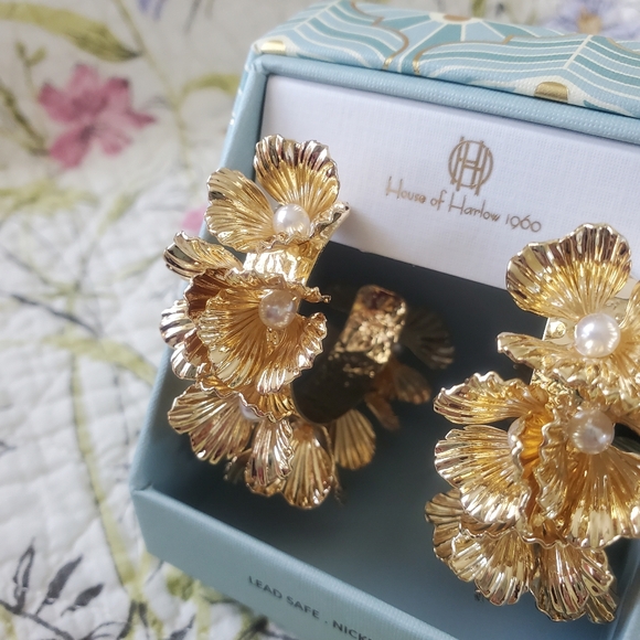 Avant Garde STATEMENT EARRINGS SET Pearl and Gold-toned Jewlery SET! - LEAD FREE - Picture 3 of 7